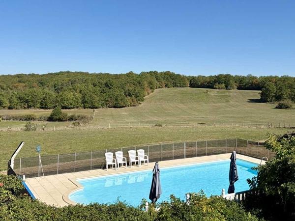 Maison ancienne - Thenon Dans un cadre exceptionel , propriété de caractère composée d'une maison prinicpale de 344 m² habitables, un gîte, des dépendances, d'une piscine et 4 ha de terrain.