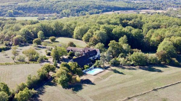 Maison ancienne - Thenon Dans un cadre exceptionel , propriété de caractère composée d'une maison prinicpale de 344 m² habitables, un gîte, des dépendances, d'une piscine et 4 ha de terrain.