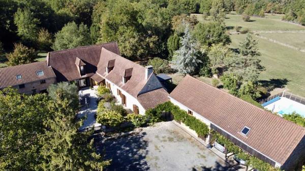 Maison ancienne - Thenon Dans un cadre exceptionel , propriété de caractère composée d'une maison prinicpale de 344 m² habitables, un gîte, des dépendances, d'une piscine et 4 ha de terrain.