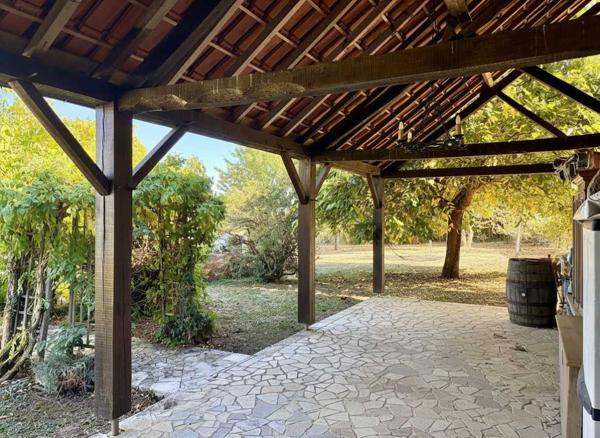 Maison ancienne - Thenon Dans un cadre exceptionel , propriété de caractère composée d'une maison prinicpale de 344 m² habitables, un gîte, des dépendances, d'une piscine et 4 ha de terrain.
