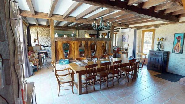 Maison ancienne - Thenon Dans un cadre exceptionel , propriété de caractère composée d'une maison prinicpale de 344 m² habitables, un gîte, des dépendances, d'une piscine et 4 ha de terrain.