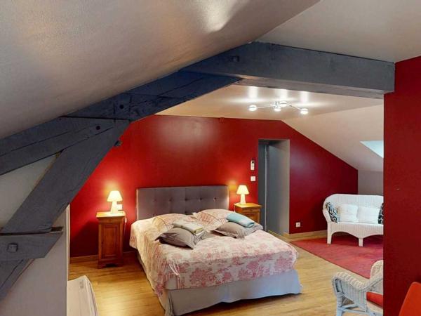 Maison ancienne - Thenon Dans un cadre exceptionel , propriété de caractère composée d'une maison prinicpale de 344 m² habitables, un gîte, des dépendances, d'une piscine et 4 ha de terrain.