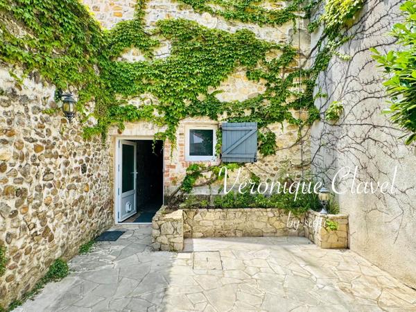Maison de village  en pierre apparentes de 110m2 récemment rénovée avec patio et Garage de 40m2