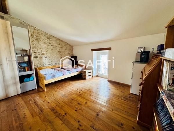 Maison de village  en pierre apparentes de 110m2 récemment rénovée avec patio et Garage de 40m2
