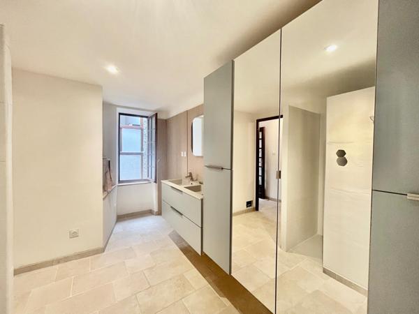Maison de village  en pierre apparentes de 110m2 récemment rénovée avec patio et Garage de 40m2