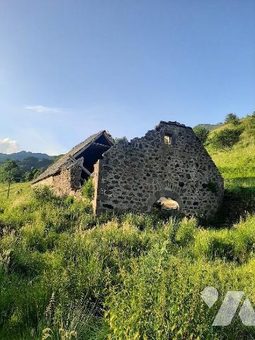 A vendre, sur la commune du Falgoux (CANTAL), avec une vue exceptionnelle sur les montagnes env...