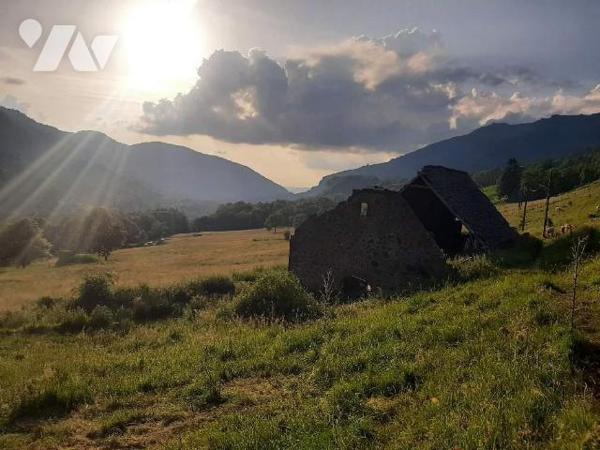 A vendre, sur la commune du Falgoux (CANTAL), avec une vue exceptionnelle sur les montagnes env...