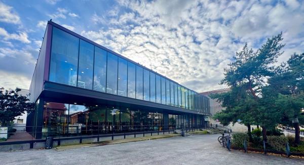 Grand studio traversant et lumineux