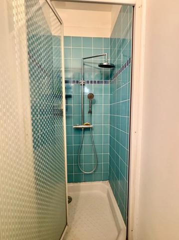 Grand studio traversant et lumineux