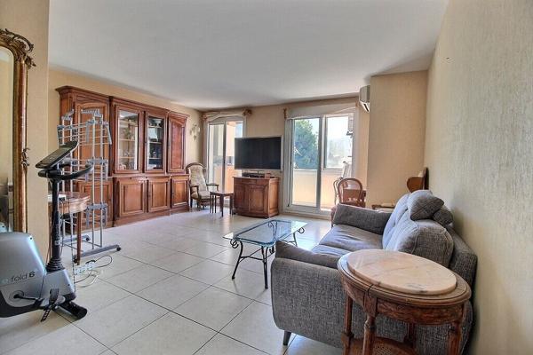 EXCLUSIVITE MARSEILLE 9 - SECTEUR MAZARGUES ? TRAVERSE DU PUITS - APPARTEMENT 2 CHAMBRES - TRAVERSANT - LUMINEUX - CALME ABSOLU - ASCENSEUR - LOGGIA - 2 PLACES DE PARKING PRIVATIVES - CAVE -