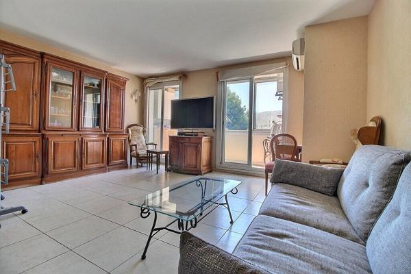EXCLUSIVITE MARSEILLE 9 - SECTEUR MAZARGUES ? TRAVERSE DU PUITS - APPARTEMENT 2 CHAMBRES - TRAVERSANT - LUMINEUX - CALME ABSOLU - ASCENSEUR - LOGGIA - 2 PLACES DE PARKING PRIVATIVES - CAVE -