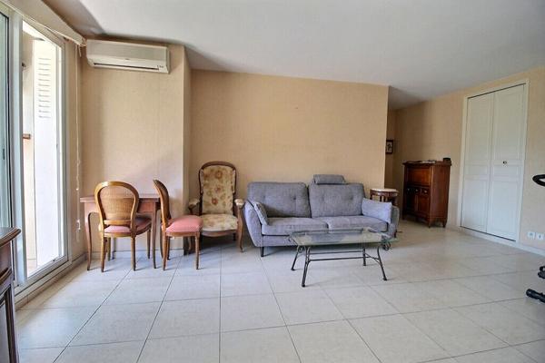 EXCLUSIVITE MARSEILLE 9 - SECTEUR MAZARGUES ? TRAVERSE DU PUITS - APPARTEMENT 2 CHAMBRES - TRAVERSANT - LUMINEUX - CALME ABSOLU - ASCENSEUR - LOGGIA - 2 PLACES DE PARKING PRIVATIVES - CAVE -