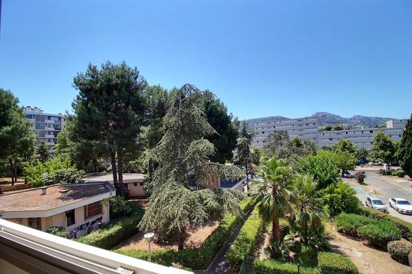 EXCLUSIVITE MARSEILLE 9 - SECTEUR MAZARGUES - TRAVERSE DU PUITS - APPARTEMENT 2 CHAMBRES - TRAVERSANT - LUMINEUX - CALME ABSOLU - ASCENSEUR - LOGGIA - CAVE -