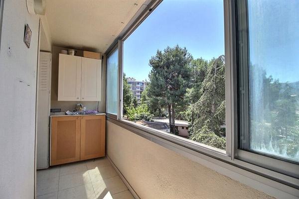 EXCLUSIVITE MARSEILLE 9 - SECTEUR MAZARGUES ? TRAVERSE DU PUITS - APPARTEMENT 2 CHAMBRES - TRAVERSANT - LUMINEUX - CALME ABSOLU - ASCENSEUR - LOGGIA - 2 PLACES DE PARKING PRIVATIVES - CAVE -