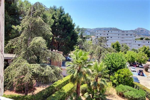 EXCLUSIVITE MARSEILLE 9 - SECTEUR MAZARGUES ? TRAVERSE DU PUITS - APPARTEMENT 2 CHAMBRES - TRAVERSANT - LUMINEUX - CALME ABSOLU - ASCENSEUR - LOGGIA - 2 PLACES DE PARKING PRIVATIVES - CAVE -