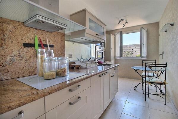 EXCLUSIVITE MARSEILLE 9 - SECTEUR MAZARGUES ? TRAVERSE DU PUITS - APPARTEMENT 2 CHAMBRES - TRAVERSANT - LUMINEUX - CALME ABSOLU - ASCENSEUR - LOGGIA - 2 PLACES DE PARKING PRIVATIVES - CAVE -