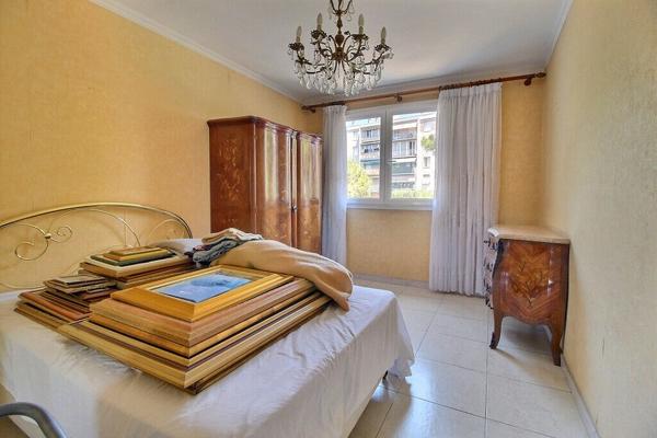 EXCLUSIVITE MARSEILLE 9 - SECTEUR MAZARGUES ? TRAVERSE DU PUITS - APPARTEMENT 2 CHAMBRES - TRAVERSANT - LUMINEUX - CALME ABSOLU - ASCENSEUR - LOGGIA - 2 PLACES DE PARKING PRIVATIVES - CAVE -
