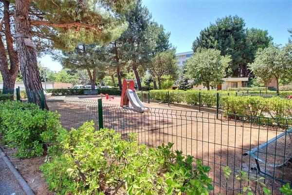 EXCLUSIVITE MARSEILLE 9 - SECTEUR MAZARGUES ? TRAVERSE DU PUITS - APPARTEMENT 2 CHAMBRES - TRAVERSANT - LUMINEUX - CALME ABSOLU - ASCENSEUR - LOGGIA - 2 PLACES DE PARKING PRIVATIVES - CAVE -