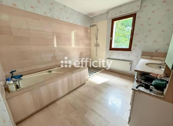 Maison
         8 pièces
        - 220 m² Bien prestige 925 000 € *