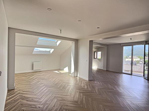 AIX LES BAINS - DUPLEX T4 RENOVE 100.19 M² AVEC TERRASSE PRIVATIVE DE 43 M² VUE DEGAGEE