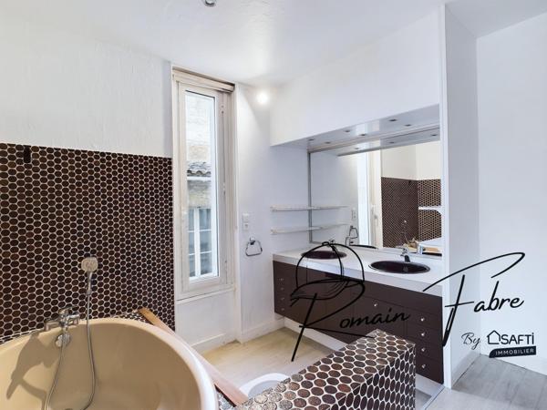 Immeuble avec Logements de 5 chambres et 2 commerces loués centre Cavignac, rentabilité importante