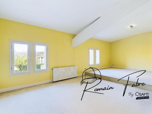 Immeuble avec Logements de 5 chambres et 2 commerces loués centre Cavignac, rentabilité importante