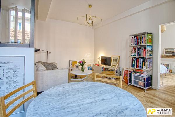 "Versailles Notre-Dame" Bel appartement 2 pièces 49.53 m² carrez situé au 1 er etage €385 000 ** - Référence 26730