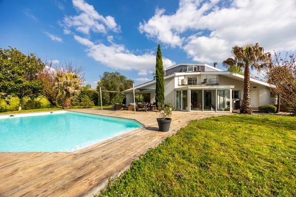 Maison
         8 pièces
        - 230 m² Bien prestige 975 000 € *
