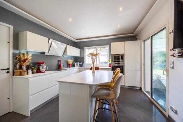 Maison
         8 pièces
        - 230 m² Bien prestige 975 000 € *
