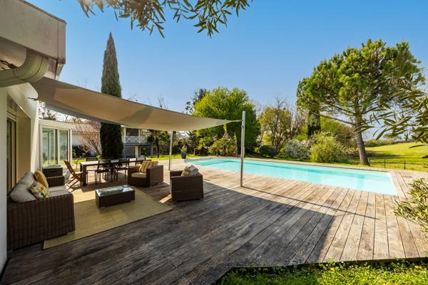 Maison
         8 pièces
        - 230 m² Bien prestige 975 000 € *