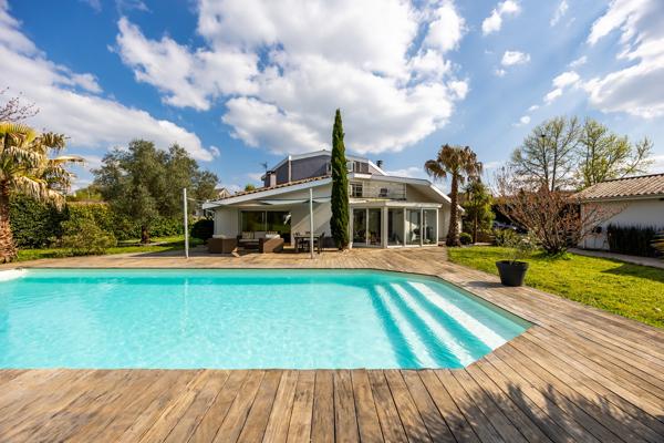 Maison
         8 pièces
        - 230 m² Bien prestige 975 000 € *
