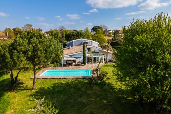 Maison
         8 pièces
        - 230 m² Bien prestige 975 000 € *
