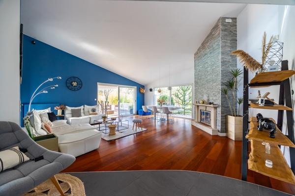 Maison
         8 pièces
        - 230 m² Bien prestige 975 000 € *