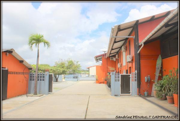 A VENDRE A KOUROU UN MAGNIFIQUE COMPLEXE IMMOBILIER DE 8 APPARTEMENTS (R+1) DE 960 m² - UNE VILLA T5 (R+1) DE 310 m² - TERRAIN 1870 m² - AU PRIX DE 1 755 000 €.