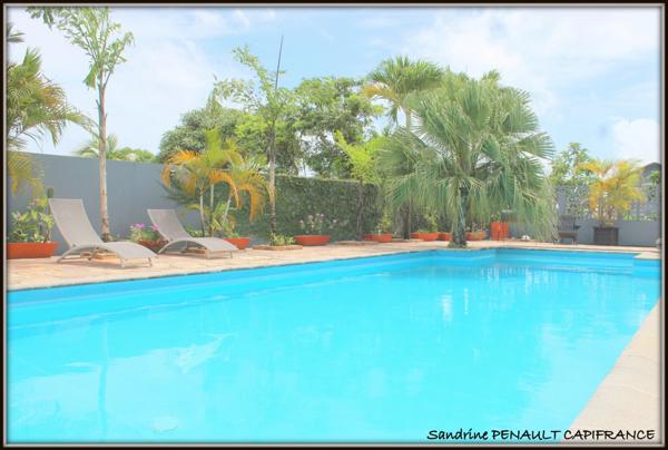 A VENDRE A KOUROU UN MAGNIFIQUE COMPLEXE IMMOBILIER DE 8 APPARTEMENTS (R+1) DE 960 m² - UNE VILLA T5 (R+1) DE 310 m² - TERRAIN 1870 m² - AU PRIX DE 1 755 000 €.