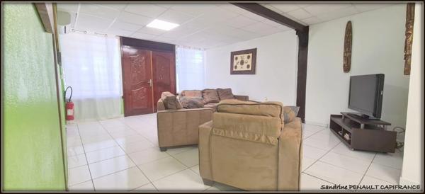 A VENDRE A KOUROU UN MAGNIFIQUE COMPLEXE IMMOBILIER DE 8 APPARTEMENTS (R+1) DE 960 m² - UNE VILLA T5 (R+1) DE 310 m² - TERRAIN 1870 m² - AU PRIX DE 1 755 000 €.