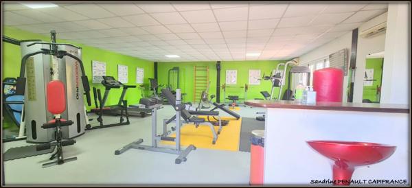 A VENDRE A KOUROU UN MAGNIFIQUE COMPLEXE IMMOBILIER DE 8 APPARTEMENTS (R+1) DE 960 m² - UNE VILLA T5 (R+1) DE 310 m² - TERRAIN 1870 m² - AU PRIX DE 1 755 000 €.