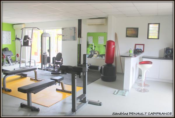 A VENDRE A KOUROU UN MAGNIFIQUE COMPLEXE IMMOBILIER DE 8 APPARTEMENTS (R+1) DE 960 m² - UNE VILLA T5 (R+1) DE 310 m² - TERRAIN 1870 m² - AU PRIX DE 1 755 000 €.