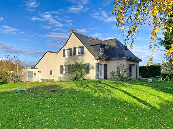 Maison d'Architecte, Le Plessis Grammoire 170 m² habitable, jardin, garage, sous-sol.