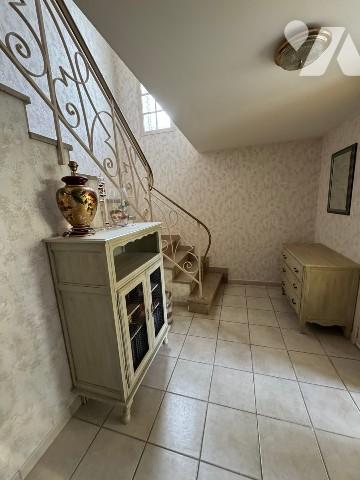 Pavillon sur sous-sol avec 3 chambres.