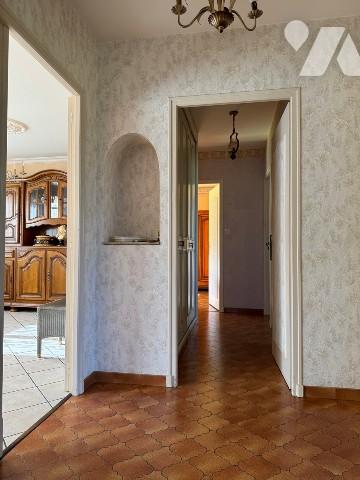 Pavillon sur sous-sol avec 3 chambres.