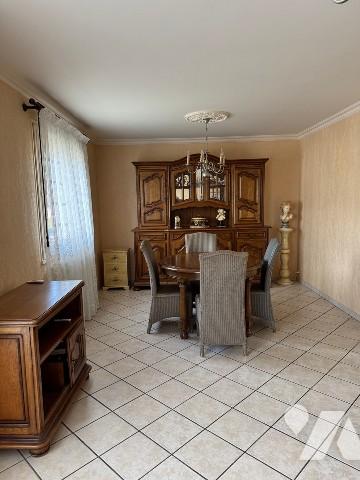 Pavillon sur sous-sol avec 3 chambres.