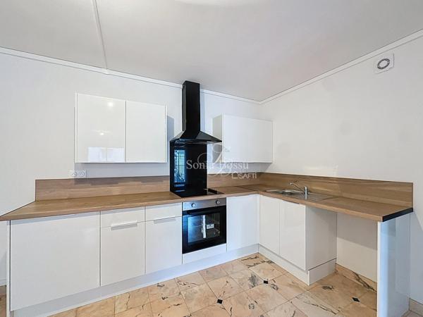 APPARTEMENT ENTIÈREMENT RÉNOVÉ HYPER CENTRE 2 CHAMBRES + STATIONNEMENT