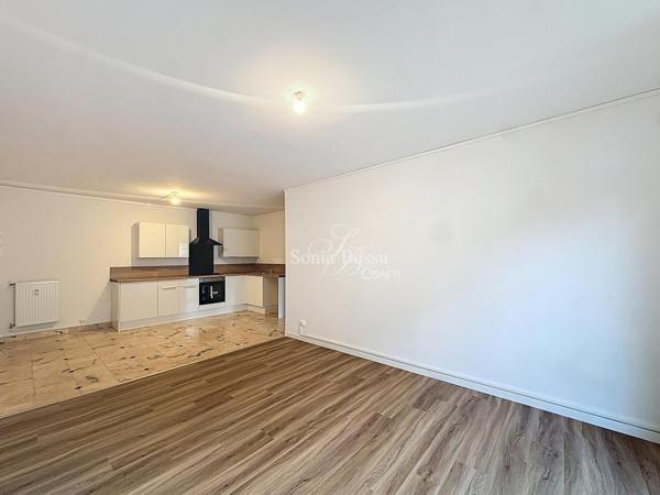 APPARTEMENT ENTIÈREMENT RÉNOVÉ HYPER CENTRE 2 CHAMBRES + STATIONNEMENT