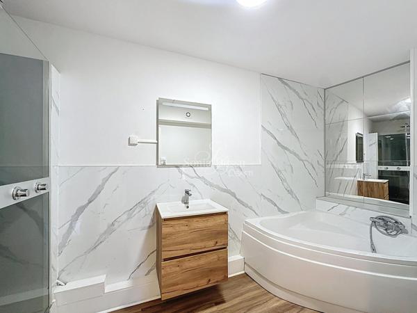 APPARTEMENT ENTIÈREMENT RÉNOVÉ HYPER CENTRE 2 CHAMBRES + STATIONNEMENT