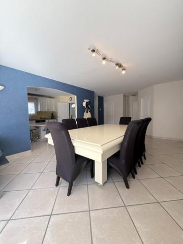Maison familiale de plain-pied avec piscine