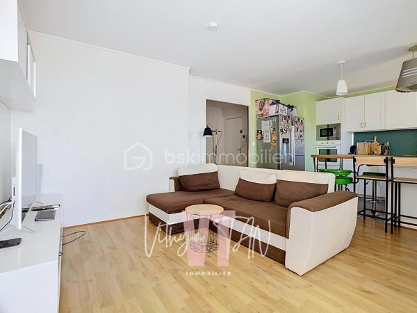 INVESTISSEMENT LOCATIF CLÉ EN MAIN À TORCY, 11 % DE RENTABILITÉ BRUTE
Appartement de 100 m² au 5ème et dernier étage d'une résidence sécurisée avec ascenseur (isolation par l'extérieur réalisée). Deux loggias baignées de lumière, à proximité de la gare RER A (7 mins à pied) et des commodités

Un agencement optimisé pour la vie en colocation :
- 5 chambres meublées (9 à 11 m²), chacune avec serrure individuelle
- Une grande pièce de vie de 25 m² avec cuisine ouverte, idéale pour le vivre-ensemble
- 2 salles d'eau (dont une avec douche hydromassage, une autre à l'italienne 90×180)
- 2 WC séparés — un vrai confort au quotidien pour 5 locataires
- 2 loggias/terrasses couvertes
- 1 place de parking couverte et sécurisé
━━━━━━━━━━━━━━━
🛏️ DES CHAMBRES 100 % CLÉ EN MAIN :
Chaque chambre a été équipée pour séduire et fidéliser les locataires :
Serrure individuelle sécurisée
Lit 120×190 avec coffre de rangement et matelas à mémoire de forme
Bureau ergonomique, chaise, lampe, rangements et dressing complet
Prise réseau Ethernet directe (câble 5 m) — un vrai plus pour le télétravail et les étudiants

DES EQUIPEMENTS COMMUNS : 
Smart TV 4K, canapé convertible méridienne, lave-vaisselle silencieux, réfrigérateur américain, plaque à induction avec hotte, lave-linge séchant, chauffage à inertie sèche / panneaux rayonnants.

TAXE FONCIÈRE : 1300 € /AN
- > Ce niveau de finition explique la stabilité de l'occupation et la facilité à maintenir le bien loué à son plein potentiel
━━━━━━━━━━━━━━━
📲 CONTACT & VISITES
Contactez-moi pour plus d'informations.
* Pour vous accompagner au mieux, merci de munir d'une pièce d'identité.
Un point sur le financement sera également effectué en amont de la visite. *
