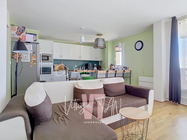 INVESTISSEMENT LOCATIF CLÉ EN MAIN À TORCY, 11 % DE RENTABILITÉ BRUTE
Appartement de 100 m² au 5ème et dernier étage d'une résidence sécurisée avec ascenseur (isolation par l'extérieur réalisée). Deux loggias baignées de lumière, à proximité de la gare RER A (7 mins à pied) et des commodités

Un agencement optimisé pour la vie en colocation :
- 5 chambres meublées (9 à 11 m²), chacune avec serrure individuelle
- Une grande pièce de vie de 25 m² avec cuisine ouverte, idéale pour le vivre-ensemble
- 2 salles d'eau (dont une avec douche hydromassage, une autre à l'italienne 90×180)
- 2 WC séparés — un vrai confort au quotidien pour 5 locataires
- 2 loggias/terrasses couvertes
- 1 place de parking couverte et sécurisé
━━━━━━━━━━━━━━━
🛏️ DES CHAMBRES 100 % CLÉ EN MAIN :
Chaque chambre a été équipée pour séduire et fidéliser les locataires :
Serrure individuelle sécurisée
Lit 120×190 avec coffre de rangement et matelas à mémoire de forme
Bureau ergonomique, chaise, lampe, rangements et dressing complet
Prise réseau Ethernet directe (câble 5 m) — un vrai plus pour le télétravail et les étudiants

DES EQUIPEMENTS COMMUNS : 
Smart TV 4K, canapé convertible méridienne, lave-vaisselle silencieux, réfrigérateur américain, plaque à induction avec hotte, lave-linge séchant, chauffage à inertie sèche / panneaux rayonnants.

TAXE FONCIÈRE : 1300 € /AN
- > Ce niveau de finition explique la stabilité de l'occupation et la facilité à maintenir le bien loué à son plein potentiel
━━━━━━━━━━━━━━━
📲 CONTACT & VISITES
Contactez-moi pour plus d'informations.
* Pour vous accompagner au mieux, merci de munir d'une pièce d'identité.
Un point sur le financement sera également effectué en amont de la visite. *