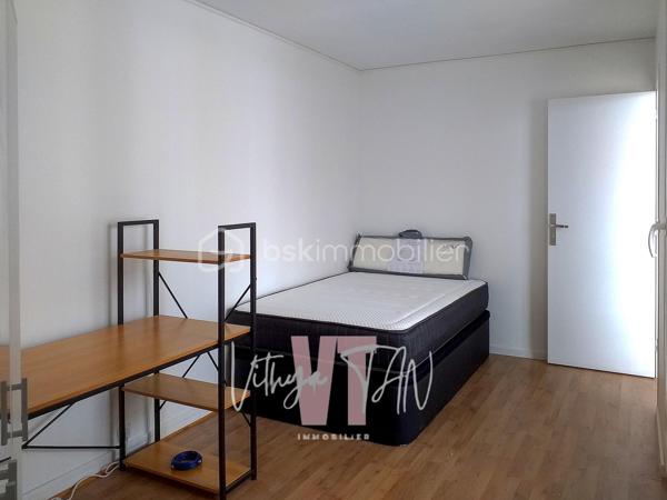 INVESTISSEMENT LOCATIF CLÉ EN MAIN À TORCY, 11 % DE RENTABILITÉ BRUTE
Appartement de 100 m² au 5ème et dernier étage d'une résidence sécurisée avec ascenseur (isolation par l'extérieur réalisée). Deux loggias baignées de lumière, à proximité de la gare RER A (7 mins à pied) et des commodités

Un agencement optimisé pour la vie en colocation :
- 5 chambres meublées (9 à 11 m²), chacune avec serrure individuelle
- Une grande pièce de vie de 25 m² avec cuisine ouverte, idéale pour le vivre-ensemble
- 2 salles d'eau (dont une avec douche hydromassage, une autre à l'italienne 90×180)
- 2 WC séparés — un vrai confort au quotidien pour 5 locataires
- 2 loggias/terrasses couvertes
- 1 place de parking couverte et sécurisé
━━━━━━━━━━━━━━━
🛏️ DES CHAMBRES 100 % CLÉ EN MAIN :
Chaque chambre a été équipée pour séduire et fidéliser les locataires :
Serrure individuelle sécurisée
Lit 120×190 avec coffre de rangement et matelas à mémoire de forme
Bureau ergonomique, chaise, lampe, rangements et dressing complet
Prise réseau Ethernet directe (câble 5 m) — un vrai plus pour le télétravail et les étudiants

DES EQUIPEMENTS COMMUNS : 
Smart TV 4K, canapé convertible méridienne, lave-vaisselle silencieux, réfrigérateur américain, plaque à induction avec hotte, lave-linge séchant, chauffage à inertie sèche / panneaux rayonnants.

TAXE FONCIÈRE : 1300 € /AN
- > Ce niveau de finition explique la stabilité de l'occupation et la facilité à maintenir le bien loué à son plein potentiel
━━━━━━━━━━━━━━━
📲 CONTACT & VISITES
Contactez-moi pour plus d'informations.
* Pour vous accompagner au mieux, merci de munir d'une pièce d'identité.
Un point sur le financement sera également effectué en amont de la visite. *