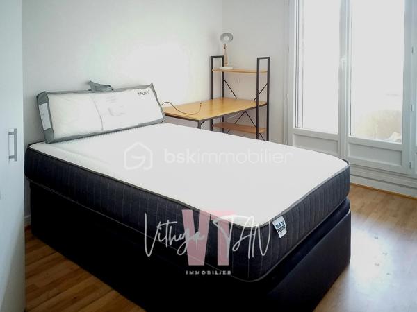 INVESTISSEMENT LOCATIF CLÉ EN MAIN À TORCY, 11 % DE RENTABILITÉ BRUTE
Appartement de 100 m² au 5ème et dernier étage d'une résidence sécurisée avec ascenseur (isolation par l'extérieur réalisée). Deux loggias baignées de lumière, à proximité de la gare RER A (7 mins à pied) et des commodités

Un agencement optimisé pour la vie en colocation :
- 5 chambres meublées (9 à 11 m²), chacune avec serrure individuelle
- Une grande pièce de vie de 25 m² avec cuisine ouverte, idéale pour le vivre-ensemble
- 2 salles d'eau (dont une avec douche hydromassage, une autre à l'italienne 90×180)
- 2 WC séparés — un vrai confort au quotidien pour 5 locataires
- 2 loggias/terrasses couvertes
- 1 place de parking couverte et sécurisé
━━━━━━━━━━━━━━━
🛏️ DES CHAMBRES 100 % CLÉ EN MAIN :
Chaque chambre a été équipée pour séduire et fidéliser les locataires :
Serrure individuelle sécurisée
Lit 120×190 avec coffre de rangement et matelas à mémoire de forme
Bureau ergonomique, chaise, lampe, rangements et dressing complet
Prise réseau Ethernet directe (câble 5 m) — un vrai plus pour le télétravail et les étudiants

DES EQUIPEMENTS COMMUNS : 
Smart TV 4K, canapé convertible méridienne, lave-vaisselle silencieux, réfrigérateur américain, plaque à induction avec hotte, lave-linge séchant, chauffage à inertie sèche / panneaux rayonnants.

TAXE FONCIÈRE : 1300 € /AN
- > Ce niveau de finition explique la stabilité de l'occupation et la facilité à maintenir le bien loué à son plein potentiel
━━━━━━━━━━━━━━━
📲 CONTACT & VISITES
Contactez-moi pour plus d'informations.
* Pour vous accompagner au mieux, merci de munir d'une pièce d'identité.
Un point sur le financement sera également effectué en amont de la visite. *